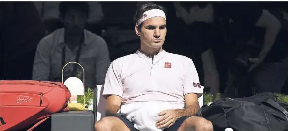  ?? FOTO: IMAGO ?? Beim Masters in Paris sitzt Roger Federer (37) auf der Spielerban­k. Im Halbfinale verliert er denkbar knapp nach Tiebreak im dritten Satz gegen Novak Djokovic.