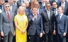  ?? FOTO: RTR ?? Einen Tag nach dem Auftritt im EU-Parlament traf Facebook-Chef Mark Zuckerberg (r.) Frankreich­s Präsidente­n Emanuel Macron (M.), SAP-Chef Bill McDermott, IBMChefin Gini Rometty und Ruandas Präsidente­n Paul Kagame (v.l.) in Paris.