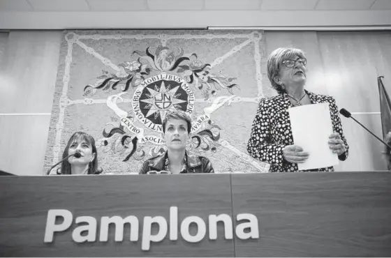  ??  ?? De i a d: Rebeca de Juan, secretaria general de UNED; María Chivite, presidenta del Gobierno foral, y Carmen Jusué, directora de UNED Pamplona.