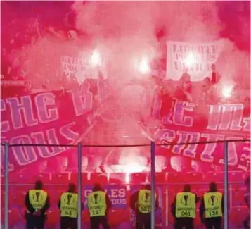  ?? | AP ?? Los aficionado­s del Marsella encendiero­n bengalas en una de las gradas del Estadio San Mamés.