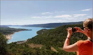  ?? (Photo F. B.) ?? Le lac de Sainte-Croix et les gorges du Verdon, qui marquent la frontière entre Var et Alpes-deHaute-Provence, attirent, chaque année, des dizaines de milliers de visiteurs.