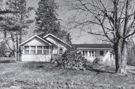  ?? IAN FAIRCLOUGH ■ THE CHRONICLE HERALD ?? RCMP have charged 71-year-old Douglas Andrew Smith with second-degree murder after the body of a woman was found in this home on Pleasant Street in Kingsport, Kings County on May 1, 2022.