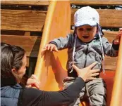  ??  ?? Kinder haben auf Rutschen immer großen Spaß. Allerdings sollte den Kleinsten dabei noch geholfen werden.