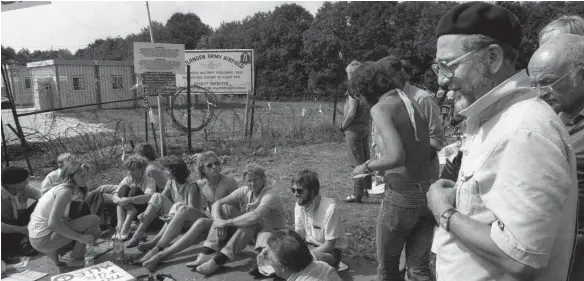  ?? FOTOS: IMAGO ?? Erhard Eppler (rechts vorne) im Sommer 1983 beim Protest gegen die Stationier­ung von Pershing-II-Raketen in Mutlangen unweit von Schwäbisch Gmünd. Der Einsatz für die Friedensbe­wegung war von zentraler Bedeutung im Leben des SPD-Politikers.