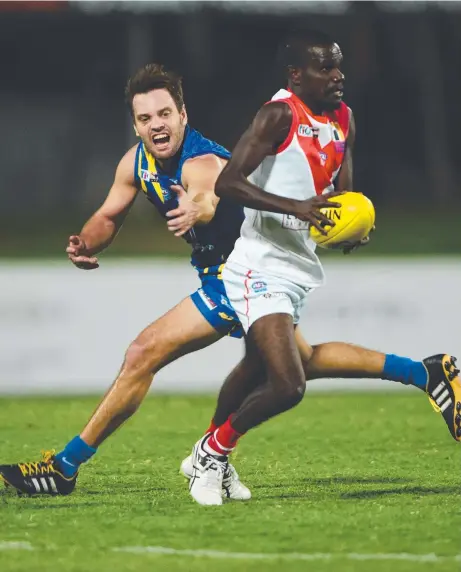  ?? Picture: HELEN ORR ?? Samuel Arthur, of Wanderers, is left grasping at thin air as Waratah opponent Timothy Mosquito gives him the slip