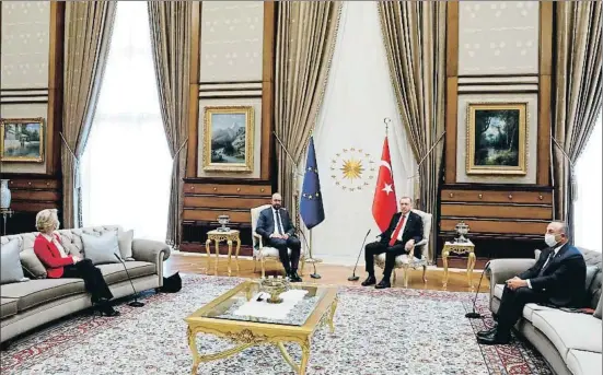  ?? ACN ?? Ursula von der Leyen, Charles Michel, Recep Tayyip Erdogan i el ministre turc d’Exteriors, Mevlüt Çavusoglu, dimarts passat a Ankara