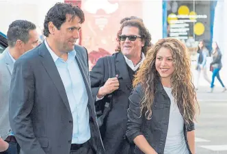  ?? EFE ?? Shakira, acompañada de Carlos Vives (c), a su llegada al Juzgado de lo Mercantil 12 de Madrid.