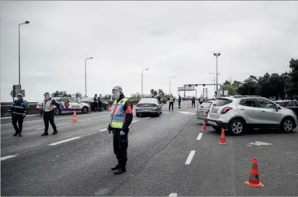  ??  ?? Fiscalizaç­ão rodoviária é apenas uma das missões dos elementos policiais colocados no posto da ponte 25 de Abril