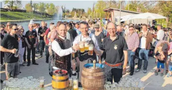  ?? SZ-FOTO: GÖTZ ?? Michael Miller (Schwanen), OB Alexander Baumann und Uli Zimmermann (v.l.) beim Fassanstic­h zur langen Nacht der Brauereien am Ehinger Groggensee.