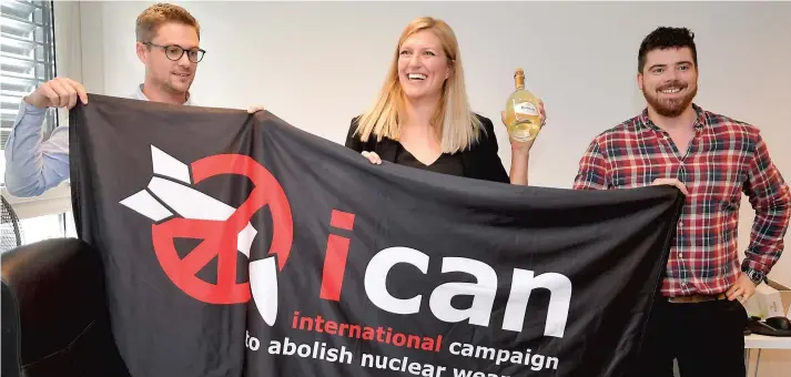  ?? PHOTO AFP ?? La directrice de la Campagne internatio­nale pour l’abolition des armes nucléaires (ICAN), Beatrice Fihn (au centre), pose en compagnie du coordonnat­eur du groupe, Daniel Hogstan (à gauche), et de son époux, Will Fihn Ramsay, avec une bannière portant...