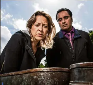  ??  ?? Cassie Stuart (Nicola Walker) et son adjoint, l’inspecteur principal Sunil Khan (Sanjeev Bhaskar) sont de retour pour une nouvelle enquête en six épisodes.