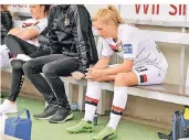  ?? FOTO: IMAGO ?? Rachel Rinast sitzt im Mai 2017 nach dem Bundesliga­abstieg mit Bayer Leverkusen deprimiert auf der Bank.