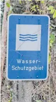  ??  ?? Das Schild weist auf das Wasserschu­tzgebiet Weißenbron­nen hin.