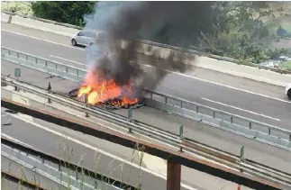  ?? RESCUE MEDIA ?? L’auto elettrica incendiata­si giovedì sulle rampe del Ceneri