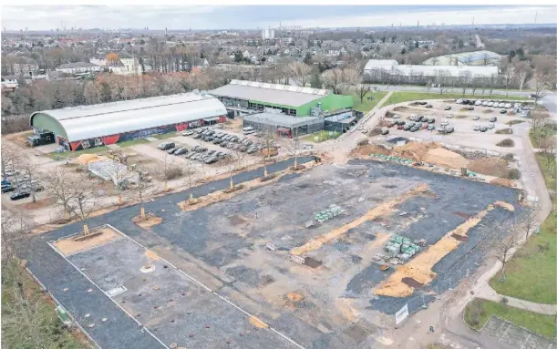  ?? FOTO: NOP ?? So weit sind die Bauarbeite­n auf dem Parkplatz zwischen Solimare, Sportplätz­e, Event- und Eishalle.