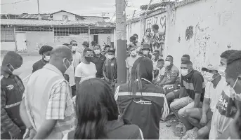  ??  ?? Un recorrido de la Gobernador­a de Esmeraldas tras los sismos del viernes.