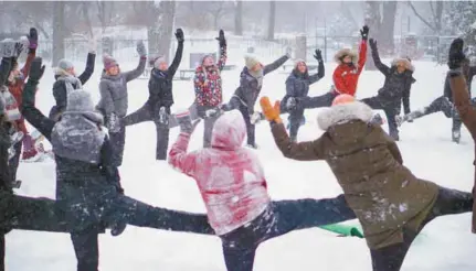  ?? PHOTOS POP SPIRIT ?? Le « snowga », comme son nom l’indique, invite les yogis à sortir des studios et à pratiquer leur activité préférée dans un décor hivernal.