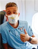  ??  ?? Sergej Milinkovic indossa la sua mascherina solidale