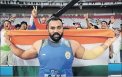  ?? AFP ?? Tajinderpa­l Toor holds the Tricolour after winning the men's shot put gold in Jakarta on Saturday. He has set a new games record.