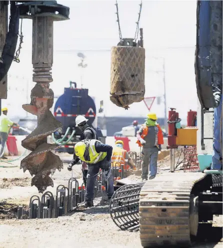  ?? JOHN durÁN ?? En Guadalupe, las cuadrillas de la empresa Puentes y Calzadas avanzan en la construcci­ón del paso a desnivel y la rotonda. Los trabajador­es deben evitar compartir sus implemento­s de seguridad.