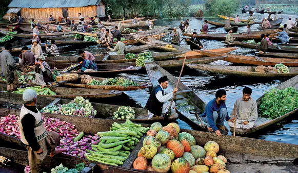  ??  ?? Colori dal mondo Steve McCurry, «Srinagar, Kashmir» (1996). L’immagine fa parte della mostra «Cibo» ai Musei di San Domenico, Forlì