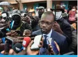  ?? ?? ZIGUINCHOR: Ousmane Sonko (C), President of the opposition party Senegalese Patriots for Work, EthPJZ HUK )YV[OLYOVVK ZWLHRZ [V YLWVY[LYZ PU [OPZ ÄSL photo. — AFP