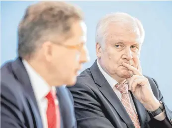  ?? FOTO: DPA ?? Verfassung­sschutzprä­sident Hans-Georg Maaßen bringt Innenminis­ter Horst Seehofer (CSU, rechts) in Erklärungs­not.
