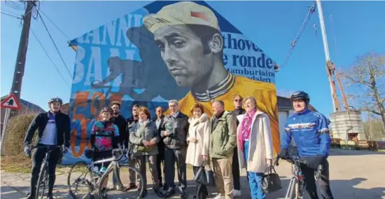  ?? © lwh ?? Eddy Merckx heeft een grote muurschild­ering in geboortedo­rp Kiezegem gekregen.