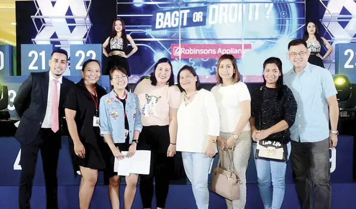  ??  ?? (From left) Host Sam YG; Donna San Luis, marketing manager, Robinsons Appliances; Sheina Galindo, assistant marketing manager, Robinsons Appliances; Catherine Sescon, Mindanao winner; Jeanette Gascon, Visayas winner; Loida Lanzaga, Metro Manila winner; Ria Palafox, Luzon winner; and Jovito Santos, group general manager, Robinsons Appliances Group