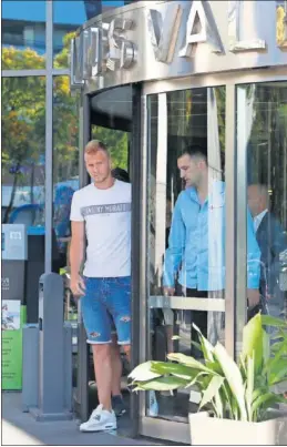  ??  ?? AS LE ‘CAZÓ’ EN EL HOTEL. Uros Racic pasó revisión médica ayer.