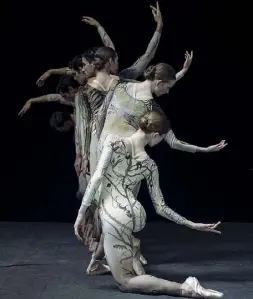  ??  ?? Movimenti Un momento di «Utopia» del coreografo Sébastien Bertaud
