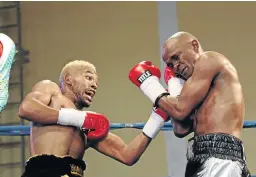  ?? /MARK ANDREWS ?? Azinga Fuzile, left, hits his opponent Malcolm Klassen with a left at the Orient Theatre in East London.