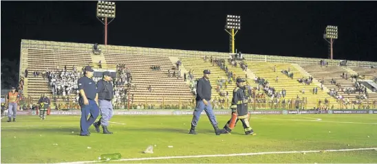  ?? Foto: afp ?? El estadio Centenario quedó a oscuras y fue testigo de la retirada del público con la frustració­n a cuestas