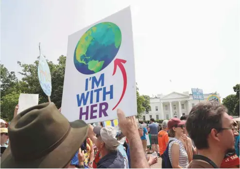  ?? PABLO MARTINEZ MONSIVAIS ASSOCIATED PRESS ?? Des manifestan­ts protestent à Washington contre les politiques environnem­entales du gouverneme­nt Trump.