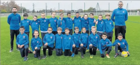  ??  ?? Les U10-U11 du FC Canal Nord entourés des dirigeants