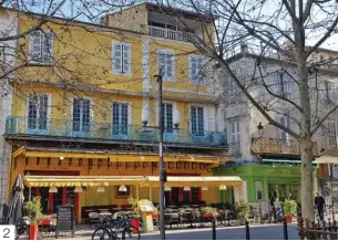  ??  ?? 2. Arles, ce fut aussi une multitude de sujets d’inspiratio­n pour le peintre Van Gogh. Notamment cet établissem­ent caractéris­tique de la Place du Forum, sujet de son célèbre « Café la nuit ». 2