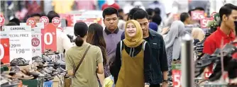  ??  ?? PENUHI KEBUTUHAN SANDANG: Salah satu gerai fashion di Pakuwon Mall kemarin (11/6) ramai oleh pengunjung.