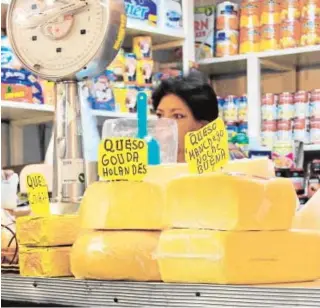  ??  ?? Mostrador de quesos en un mercado de Coyoacán, en Ciudad de MéxicoABC