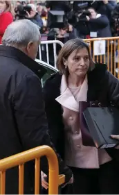  ?? PHOTO AFP ?? Carme Forcadell a été accueillie par les cris de manifestan­ts pour et contre l’indépendan­ce à son arrivée au tribunal.