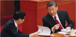  ?? [EPA·연합뉴스] ?? 시진핑 중국 국가주석(오른쪽)이 지난 5일 중국의 ‘정기국회’ 격인 전국인민대표대회(전인대) 제14기 2차회의에서왕후닝정­협(전국인민정치협상회의) 주석과이야기하고있다.