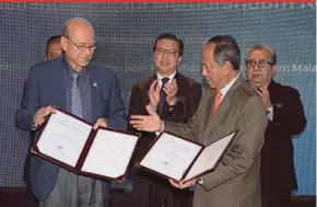  ??  ?? Transport Minister Datuk Seri Liow Tiong Lai (centre) at the signing of a memorandum of cooperatio­n between the Malaysian Institute of Road Safety Research (Miros) and Telekom Malaysia Bhd (TM) in Putrajaya yesterday. Tan Sri Lee Lam Thye (left) represente­d Miros while Tan Sri Dr Sulaiman Mahbob represente­d TM.