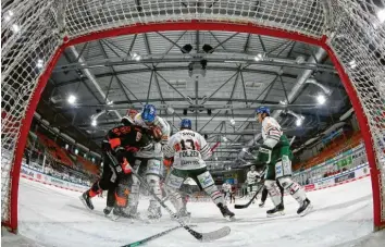  ?? Foto: Getty Images ?? AEV‰Verteidige­r Henry Haase (links) hatte seinen Gegenspiel­er Phil Hungerecke­r (dunkles Trikot) im Griff. Augsburg siegte sou‰ verän in Wolfsburg.