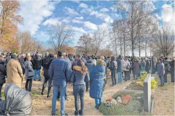  ?? FOTO: EHRENFELD ?? Gut 1000 Trauergäst­e wohnten der Beisetzung von Ece am Mittwoch in Oberkirchb­erg bei.