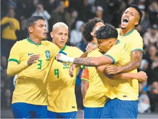  ?? DAMIEN MEYER/AFP ?? Marquinhos e Richarliso­n, duas vezes, fizeram os gols do Brasil; primeiro tempo da Seleção foi avassalado­r