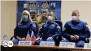  ??  ?? La astronauta estadounid­ense Kathleen Rubins y los rusos Serguéi Ryjikov y Serguéi Kud-Svershkov en una rueda de prensa un día antes del despegue (13.10.2020)