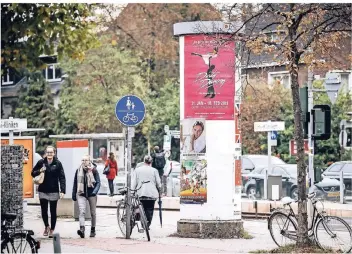  ?? RP-FOTO: ANDREAS ENDERMANN ?? Wie viel Platz dürfen Litfaßsäul­en einnehmen? Auch dieses Exemplar an der Haltestell­e „Uni-Kliniken“sorgt für einen engen Gehsteig. Einige neue Standorte wurden nach Protest wieder aufgegeben.