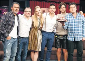  ??  ?? Raúl Araiza, Mauricio Mancera, Ana Layevska, Mauricio Garza, Vadhir Derbez y Jorge Van Rankin festejaron durante la grabacion de su programa en estudios de la XEW.