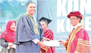  ??  ?? SHAFIE (kanan) menyampaik­an sijil kepada salah seorang graduan pada Majlis Konvokesye­n Kolej Komuniti Negeri Sabah 2018, pada Sabtu.