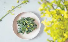  ?? FOTO: YE OLD KITCHEN/DPA ?? Krautsalat aus Kohlrabibl­ättern, die sonst in der Tonne landen würden – das Rezept stammt vom Foodblog „Ye Olde Kitchen“.