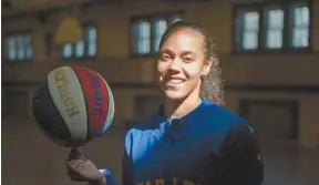  ?? CATHERINE LEGAULT LE DEVOIR ?? Briana Green, des Harlem Globetrott­ers, se fait un devoir de présenter un modèle positif aux filles qu’elle rencontre.